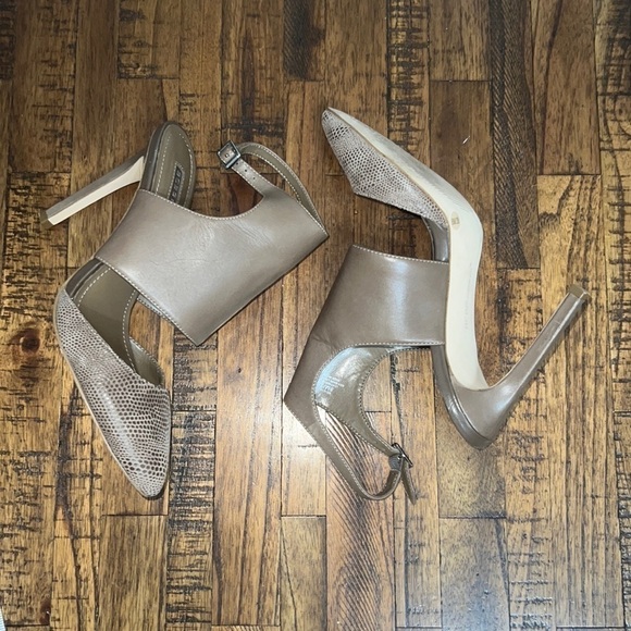 BCBG heels pointy closed toe snake embossed Leather Chase brown color size  8 - Picture 11 of 12